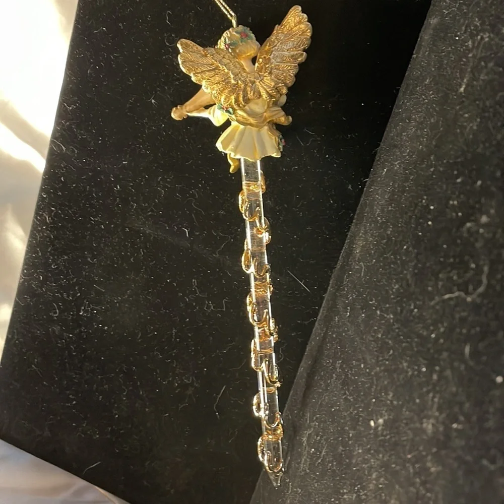 Avon (1997) Vintage Collectible ”Sparkling Icicle Ornament Angel” (crystal)